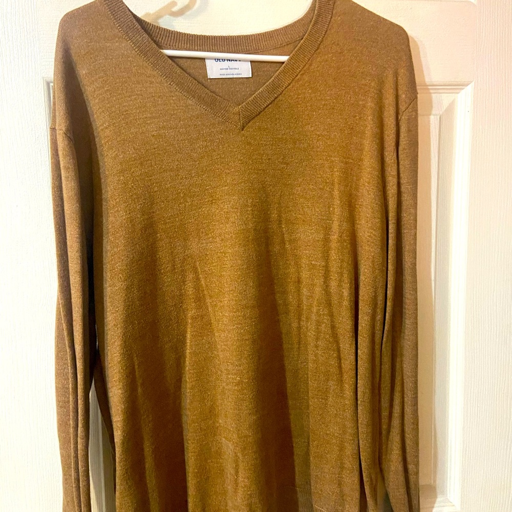 Old Navy Men’s Large tan Vneck sweater